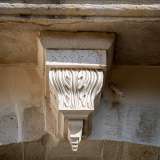 Il blocco di pietra riporta l'anno di ultimazione dei lavori di muratura, il 1848, oltre a una curiosa sigla: "S.M.V.". �Potrebbe far riferimento a una citazione latina di Ovidio - evidenzia Clara -, traducibile in "Scegliete una materia adatta alle forze"�