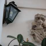 ...ammirando lungo la rampa la scultura che riproduce lo stemma dei Capitaneo: una formella rettangolare con cinque bande, sovrastata da un mascherone con corona