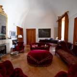 Ma il vero pezzo forte � il salotto: un ambiente dai colori caldi dove � conservato con cura l'arredamento d'epoca, con divanetti e poltrone rossicci, infissi in legno...