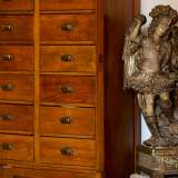 In cima alle scale si apre uno stanzino impreziosito da una statua di San Michele, patrono del quartiere