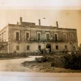Clara mostra con orgoglio alcune vecchie foto del palazzo, ritratto quando tutt�attorno c'era solo campagna