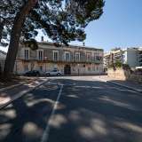 Il Palazzo Capitaneo si affaccia sull�omonima piazzetta puntellata da alberi e panchine