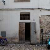 Ma � il momento di entrare. Accediamo da un ingresso secondario, adiacente a quello principale