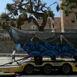 Il natante parte a quel punto alla volta del Molo Sant�Antonio. Arrivato al porto vecchio il quadro viene sbarcato e posto su una riproduzione in piccolo della storica caravella del marinaio Matteo