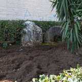 Risale addirittura al IV millennio a.C. invece il menhir adagiato in un giardino privato, riconoscibile dalla sua insolita forma tozza