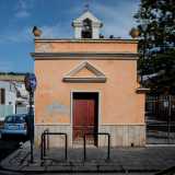 ...ed � affiancata da una cappella privata dedicata alla Madonna del Rosario