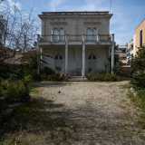 Via Modugno si "rituffa" gradualmente nel centro abitato, non prima di aver costeggiato Villa degli Eucalipti, residenza in stile liberty del 1923