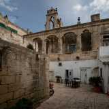 "Sop�a ZZanghe" (Sopra a Zanchi) - Da via Torre di Brencola raggiungiamo via Modugno percorrendo "Traversa 109 di via Modugno�, siamo insomma sulla vecchia strada che collegava Palese al suo ex comune di appartenenza. Qui sorge Villa Zanchi, vale a dire l'edificio pi� vecchio del quartiere