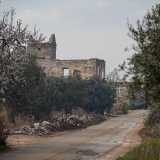 Da piazza Capitaneo giriamo a sinistra nella lunga via Torre di Brencola, passando sotto la tangenziale di Bari e ritrovandoci dinanzi a Torre Ricchizzi. Si tratta di una sinistra fortificazione cinquecentesca che nell'800 fu adibita a frantoio e a luogo di addestramento di piccioni viaggiatori: su di essa aleggiano ancora oggi storie di bimbi morti, roghi e fantasmi