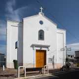 La zona conta su una scuola materna e la bianchissima chiesetta del Sacro Cuore, sulla cui facciata spicca il legno marrone del portone e una nicchia in alto con la statua bronzea del cuore di Ges�