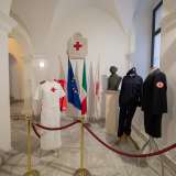 In un piccolo spazio di fronte a noi sono esposte le divise dei corpi civili...