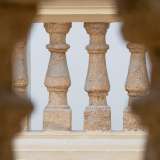 Da qui riusciamo a scorgere la balaustra sovrastante: sebbene molte colonnine in pietra che caratterizzano la balconata siano state risarcite...