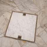 Nel pavimento anni 80 notiamo delle botole ormai chiuse. Si trattava originariamente di vasche di raccolta dell�acqua piovana che correvano intorno al grande atrio colonnato avente funzione di accesso al convento
