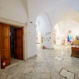Torniamo nell�atrium a piano terra e da l� accediamo attraverso una porticina laterale ai depositi della Croce Rossa...