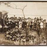 ...mentre qua e l� fotografie in bianco e nero sui muri ripercorrono la storia dell�organizzazione