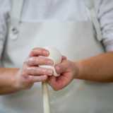...il padrone di casa ci racconta con orgoglio la leggenda che da sempre caratterizza il suo paese d�origine: quella della nascita della burrata andriese