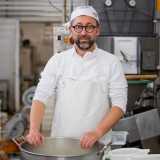 Ed � proprio qui, con le mani �ammollate�, che ci accoglie Sebastiano