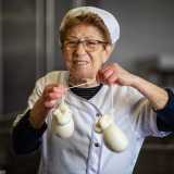 Ad aprirci le porte del laboratorio � la famiglia Castellaneta, originaria di Gioia del Colle e composta dalla titolare 74enne Carmela...