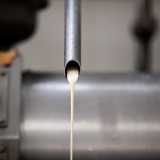Tra i pochi macchinari presenti nel laboratorio notiamo una centrifuga destinata al processo di scrematura...