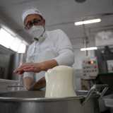 ...addiziona cos� l�acqua bollente per il processo di filatura che attraverso il movimento della stecca rende la pasta pi� compatta