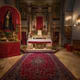 Attraversando un elaborato cancello nero in ferro dalle finiture dorate ci affacciamo infine verso l�altare maggiore