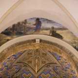 ...mentre un alto soffitto bianco a volte � interrotto da un grande arco in pietra grigia nella cui parte soprastante si apre l�affresco di Ges� al tempio