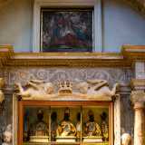 ...a lui, personaggio di spicco del Concilio di Trento, � dedicato anche il quadretto del XVII secolo posto sulla cimasa decorata che sovrasta due putti alati