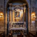 Un raggio di luce intensa illumina invece l�altare in marmo intarsiato e pietra scolpita della Madonna della Purit�