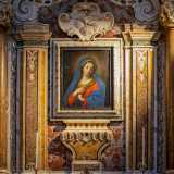 Qui il dipinto di una dolce e sommessa Maria col manto blu e le mani giunte � incluso tra capitelli compositi, un grande fregio a volute e uno stemma con la colomba bianca, simbolo appunto di purezza