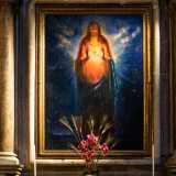 ... su cui spicca l�icona dipinta di Cristo in abiti purpurei su fondo azzurro realizzata da Gaetano Spinelli