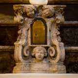 ...e l�ostensorio in bassorilievo con teste d�angelo