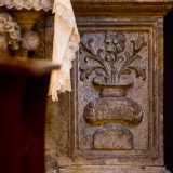 Qui, a coronare l�immagine sacra, ci sono elementi di reimpiego derivanti da fabbricati pi� antichi su cui sorse la chiesa, come i basamenti di colonna dai motivi floreali...