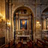 Dal lato opposto degno di nota � l�altare del Sacro Cuore di Ges�, costruito in pietra locale nel 1800...