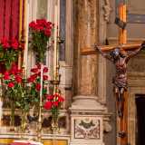 � proprio Cristo crocifisso su un teschio umano a cingere l�altro estremo dell�altare...