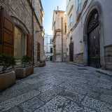 Per raggiungere la chiesa del Purgatorio ci dirigiamo in via Giandonato Rogadeo, l� dove ha sede della Galleria Nazionale della Puglia