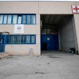 Oltrepassiamo quindi l�inferriata e ci ritroviamo in uno spiazzo sul quale sorge un grande capannone che ospita tutti gli uffici
