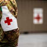 S� perch� a differenza della Croce Rossa civile, chi fa parte di questo contingente � equiparato a un militare, pur non portando armi