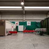 Le nostre guide nel frattempo ci mostrano alcune attrezzature, tra cui un container (shelter nel gergo tecnico) all�interno del quale sono stoccate le tende per gli ospedali da campo