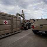 Prima di visitarlo accediamo per� all�area destinata ai mezzi di soccorso. Siamo circondati da autocarri verde militare dotati di container