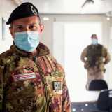 A venirci incontro sono il 51enne maggiore Carlo Bosna e il 42enne tenente Vito Attolico, rigorosamente in uniforme