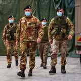 Sono gli uomini del Corpo Militare della Croce Rossa Italiana, una componente �speciale� dell�organizzazione di volontariato sottoposto alla disciplina riservata a soldati e ufficiali