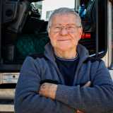 Ci accoglie con i suoi jeans consumati e il viso sorridente. �Ho iniziato a trasportare merce per conto terzi nel 1972 e non mi sono pi� fermato � racconta �. Gi� da allora conducevo stampatrici e macchine per scrivere dappertutto: dall�Italia alla Francia, dalla Germania all�Olanda�