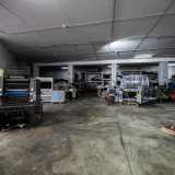 Il signore ci porta all�interno del magazzino pieno zeppo di strumenti della storica marca tedesca Heidelberg