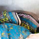 All�interno, dietro ai sedili, notiamo due brandine attrezzate con cuscini, coperte e plaid. �� qui che mi riposo quando faccio viaggi molto lunghi, visto che spesso rimango fuori anche la notte�, sottolinea l�autostrasportatore