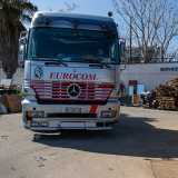 Ma � arrivato finalmente il momento di fare la conoscenza del suo fidato camion. Cos� il 79enne ci conduce fuori dal laboratorio per esibire il grande mezzo color grigio e nero
