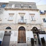La Calvat giunse ad Altamura il 16 giugno 1904. Fu ospitata dalla nobildonna Emilia Giannuzzi per circa tre mesi, per poi trasferirsi in una porzione di Palazzo de Laurentiis in corso Vittorio Emanuele
