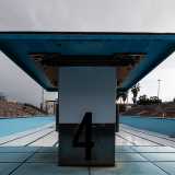 Osservando la superficie della piscina pulita, i blocchi di partenza nuovi...