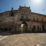 Per visitare la chiesa attraversiamo Porta Bari...