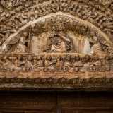 L�Ultima Cena occupa l�architrave. Al di sopra il timpano � dominato da una Madonna con Bambino e due angeli