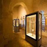 Riprendiamo per� il giro per osservare l�esposizione degli antichi manufatti conservati in teche apposite. Cominciamo con gli argenti: reliquiari, croci, ostensori, messali, oggetti devozionali donati all�esposizione o ritrovati nel corso di scavi archeologici nel territorio altamurano